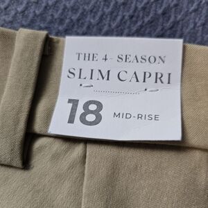 4-Season Slim Capri Pant